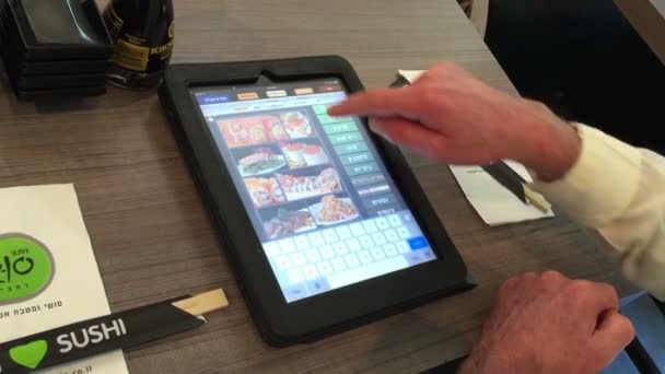 남자는 디지털 메뉴 상단 보기에서 음식을 주문 — 비디오