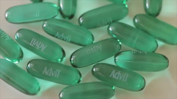 Vista dall'alto di pillole rotanti di Advil — Video Stock