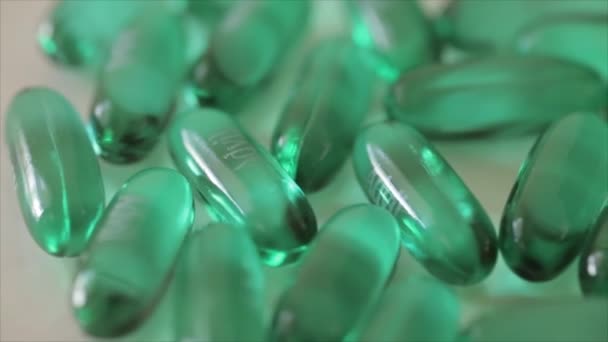 Roterende pillen van Advil op wit — Stockvideo