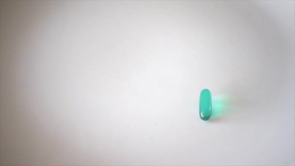 Pillole Advil cadono in super slow motion con spazio di copia — Video Stock