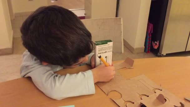 Niño haciendo creaciones caseras — Vídeos de Stock