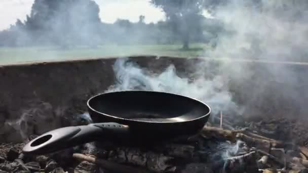 Fazendo fogo para comida na natureza — Vídeo de Stock