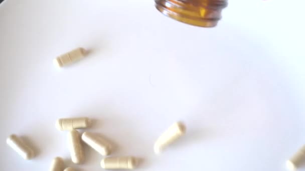 Gyógyszeradagoló tabletták, fehér — Stock videók