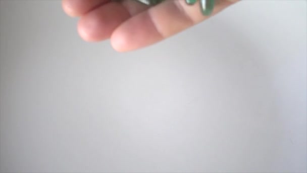 Рука кидає таблетки в супер повільний рух — стокове відео