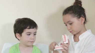 Çocuk öğretmek ve ağız hijyeni hakkında bilgi edinin