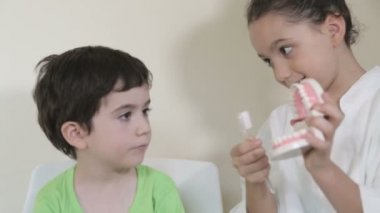 Çocuk diş hekimi öğretmek başka bir çocuk ağız hijyeni hakkında