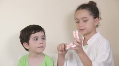 Hasta ve dişçi klinikte genç çocuk oyun