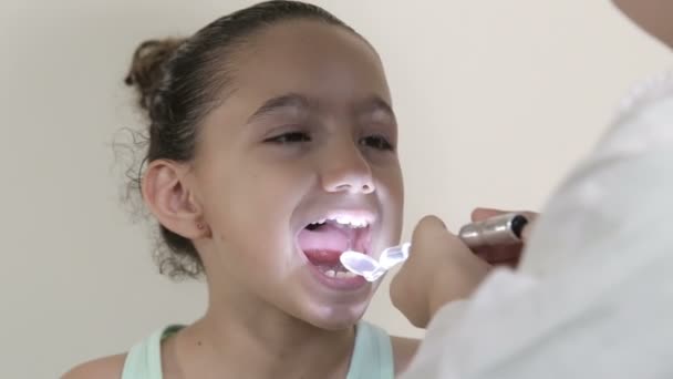 Jovem menina abrir a boca no dentista — Vídeo de Stock