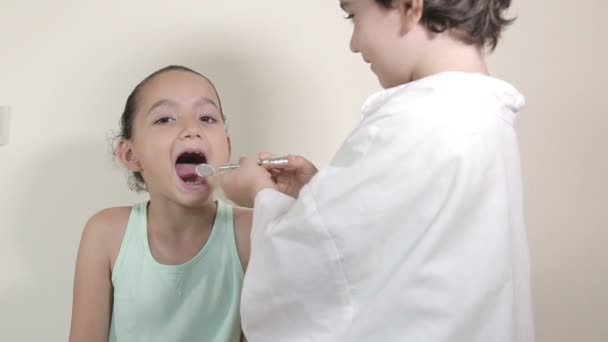 Kleine Kinder spielen Patientin beim Zahnarzt — Stockvideo