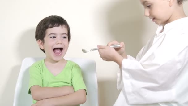 Дети играют в пациента у стоматолога — стоковое видео