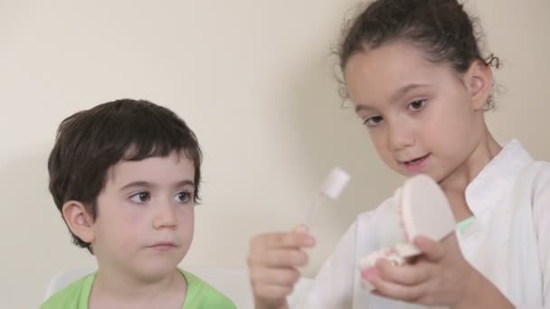 Crianças ensinam uns aos outros higiene bucal — Vídeo de Stock