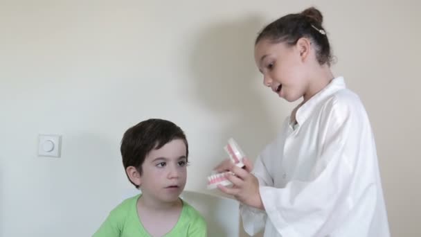 Los niños juegan como paciente y dentista — Vídeos de Stock