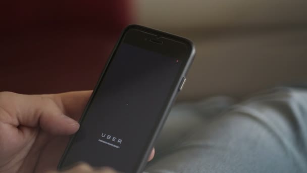 Замовлення таксі за допомогою uber app на мобільному телефоні — стокове відео