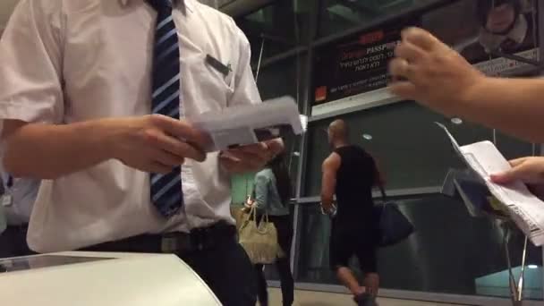 Billete electrónico en el check-in para el vuelo — Vídeo de stock