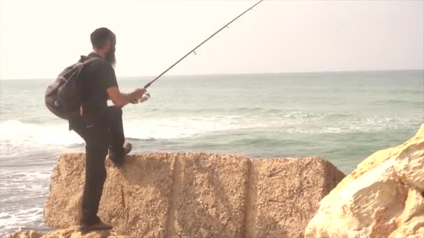 Рыбак в Тель-Авиве против моря — стоковое видео