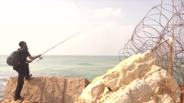 Rybář v Tel Avivu — Stock video