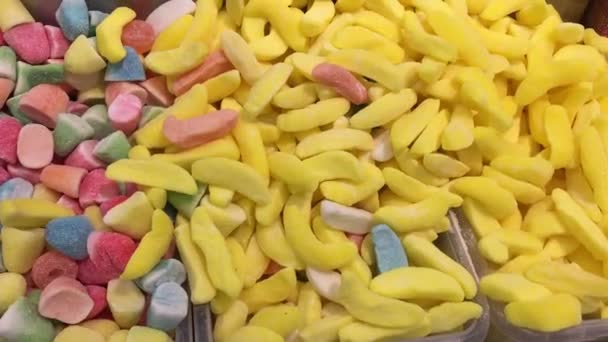 Dulces de tienda de dulces en exhibición — Vídeos de Stock