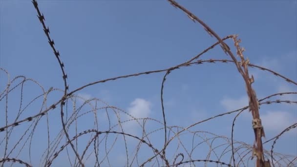 Voyager à l'intérieur de barbelés clôture 