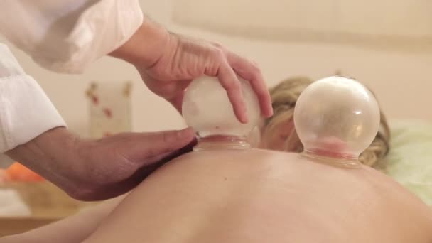 Cupping treatment on the back of woman patient — Stock Video