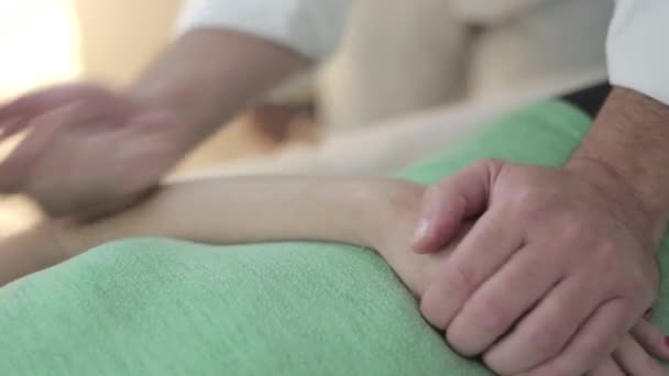 Expert halvfabrikaten arm Tuina massage — Stockvideo