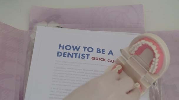 Como ser um conceito de guia de dentista — Vídeo de Stock