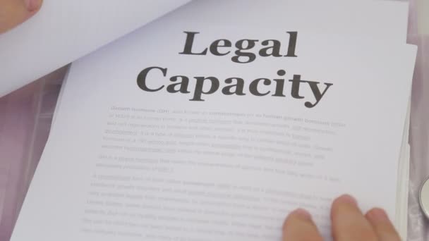 Läkare anläggningen laglig kapacitet rättegång papper — Stockvideo
