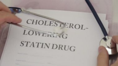 Kolesterol düşürücü ilaçlar kağıtları tutan doktor
