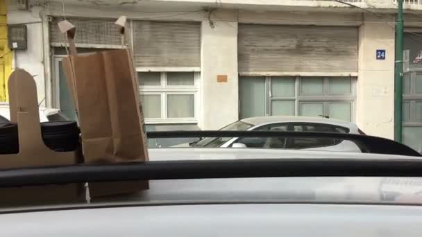 Αφαιρώ καφέ στη στέγη του αυτοκινήτου — Αρχείο Βίντεο