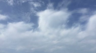 Tüy bulut gökyüzü timelapse içinde