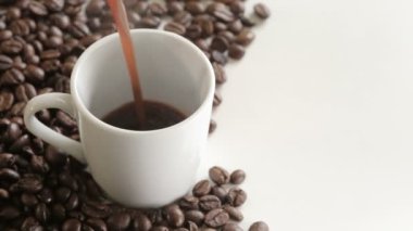 Kahve fincan içine dökme