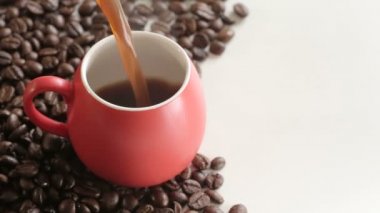 Espresso fincan içine dökme