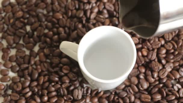 Koffie gieten in cup — Stockvideo