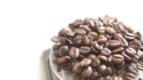 Granos de café frescos giratorios — Vídeo de stock