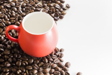 Kırmızı eğri boş esspresso kahve Kupası kahve çekirdekleri ile