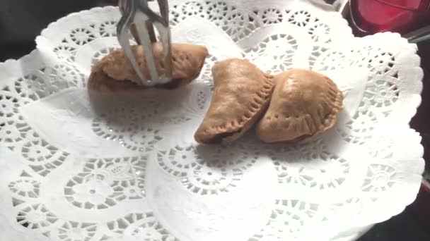 Arrangera fyllda bröd dumplings på en servett — Stockvideo