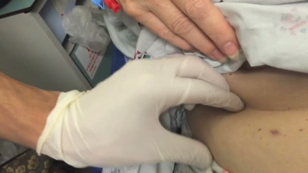 Enfermeira instruindo como injetar diluente de sangue — Vídeo de Stock