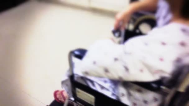 Пациентка в инвалидной коляске в больнице — стоковое видео