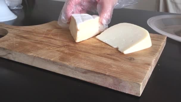 Человек устраивает тарелку с сыром — стоковое видео