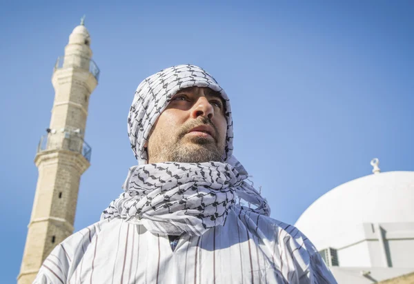 Arab ember Keffiyeh alatt egy mecset — Stock Fotó