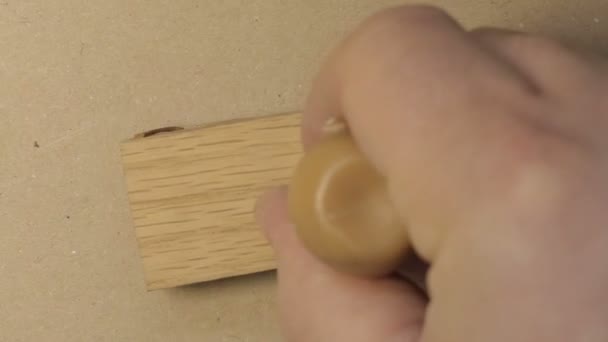 Gemietete rote Tinte Stempel auf Dokumente Ordner — Stockvideo