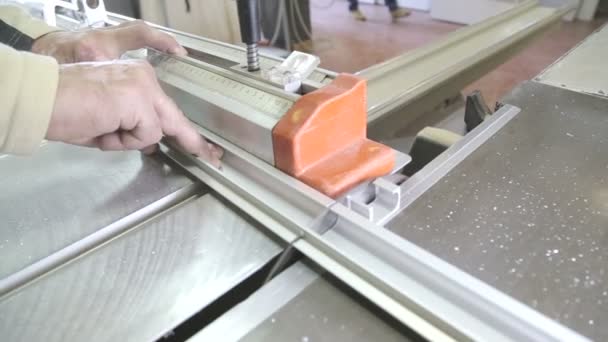 Snijden aluminium met behulp van elektrische zag met inbegrip van Audio — Stockvideo