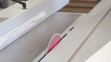 Ses de dahil olmak üzere elektrik ile kesme tahtası gördüm