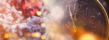 Saatli yeni yıl afişi. Neon ışıkları, tatil ışıkları. Saat 12, Yeni Yıl ve Noel 2021. Kış tatili geçmişi.