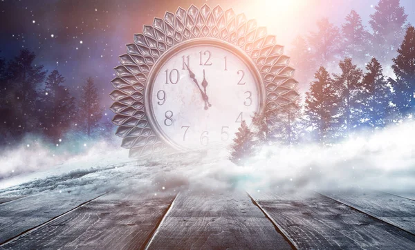 モミの木や時計と冬の雪景色 ネオン 休日のライト 時間は12時 新年とクリスマス2021を示しています 冬休みの背景 — ストック写真