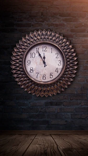 一间有砖墙的黑暗房间墙上有一个钟时间是2021年新年和圣诞节的12点 里面有时钟 — 图库照片