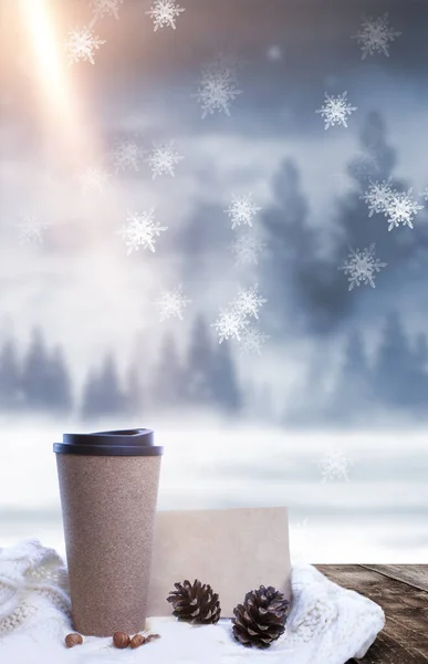 Heißer Kaffee Auf Einem Holztisch Vor Dem Hintergrund Einer Winterlichen — Stockfoto