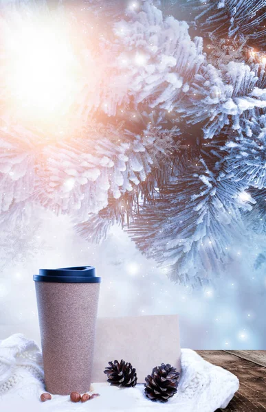 Heißer Kaffee Auf Einem Holztisch Vor Dem Hintergrund Einer Winterlichen — Stockfoto