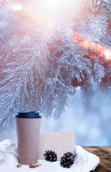 Heißer Kaffee Auf Einem Holztisch Vor Dem Hintergrund Einer Winterlichen — Stockfoto