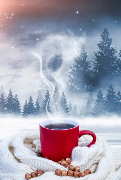 Czerwony Kubek Kawą Herbata Śnieżnym Tle Zimowy Las Czerwony Kubek — Zdjęcie stockowe