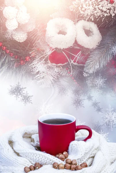 Rote Tasse Mit Kaffee Tee Vor Verschneitem Hintergrund Winterwald Eine — Stockfoto